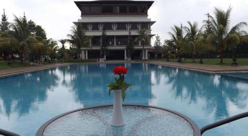 Jimmers Mountain Resort Puncak Exterior foto